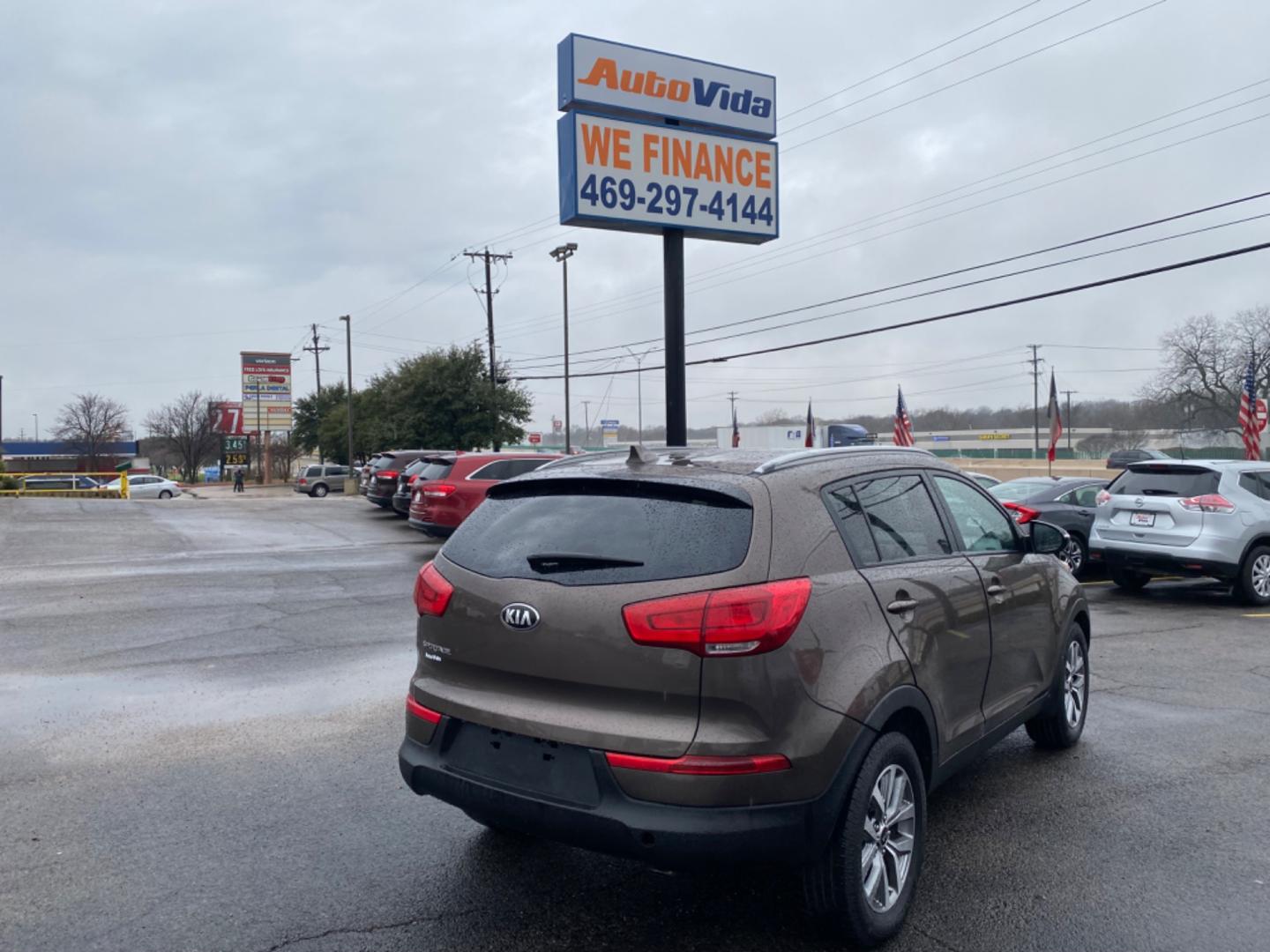 2015 TAN Kia Sportage LX FWD (KNDPB3AC2F7) with an 2.4L V6 DOHC 24V engine, 6-Speed Automatic transmission, located at 420 I-35E, Lancaster, TX, 75146, (469) 297-4144, 32.593929, -96.823685 - Photo#3